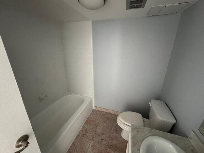 Building Photo - 16400 N Park Dr