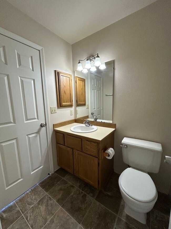 Building Photo - 2 Bedroom Condo with Washer/Dryer in Home