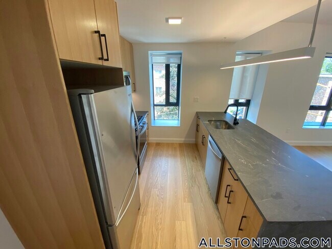 Building Photo - 83 Gardner St