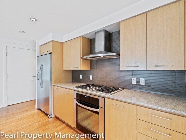 Building Photo - Waterfront Pearl - 1 bed/1.5 bath/den sw corner unit with parking/2 balconies/river view/most uti...