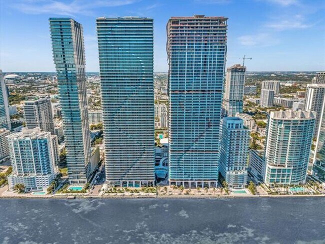 Building Photo - 700 NE 24th St