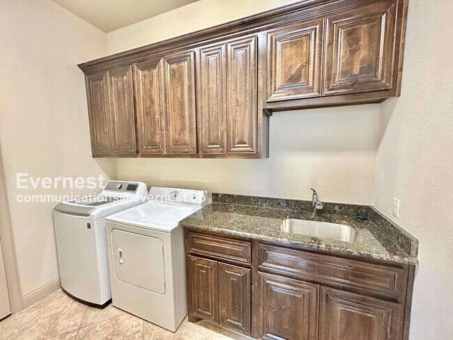 Building Photo - 4417 Villa Dr
