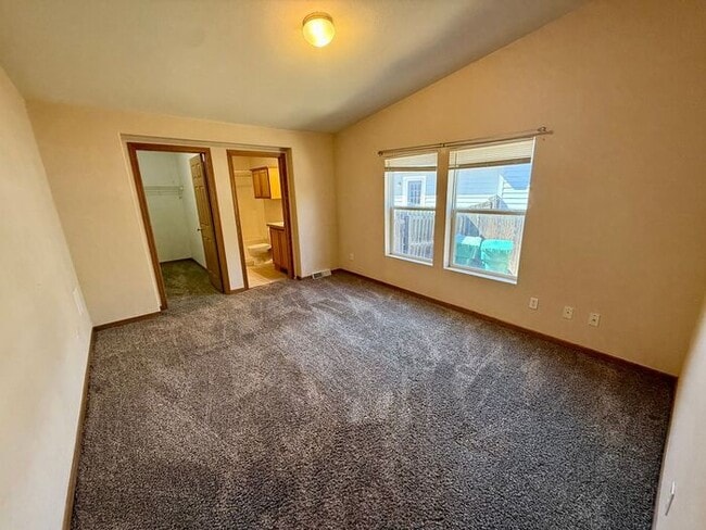 Building Photo - 3 Bed 2 Bath Duplex in Milliken with Overs...