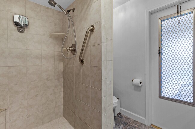 Building Photo - 1418 NE 57th Pl