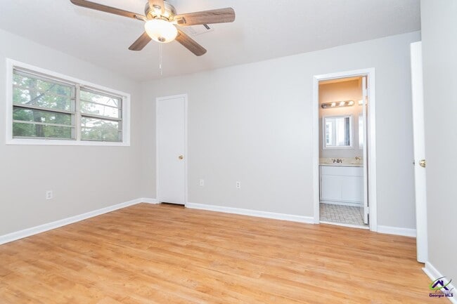 Building Photo - 105 Ora Cir