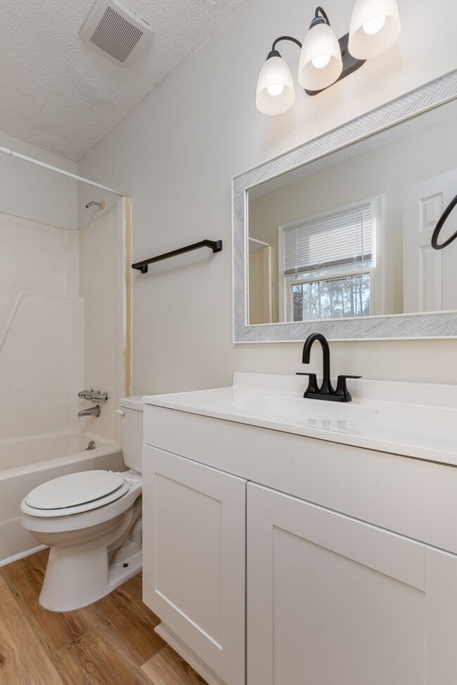 Building Photo - Newly renovated unit close to I-77 and I-20