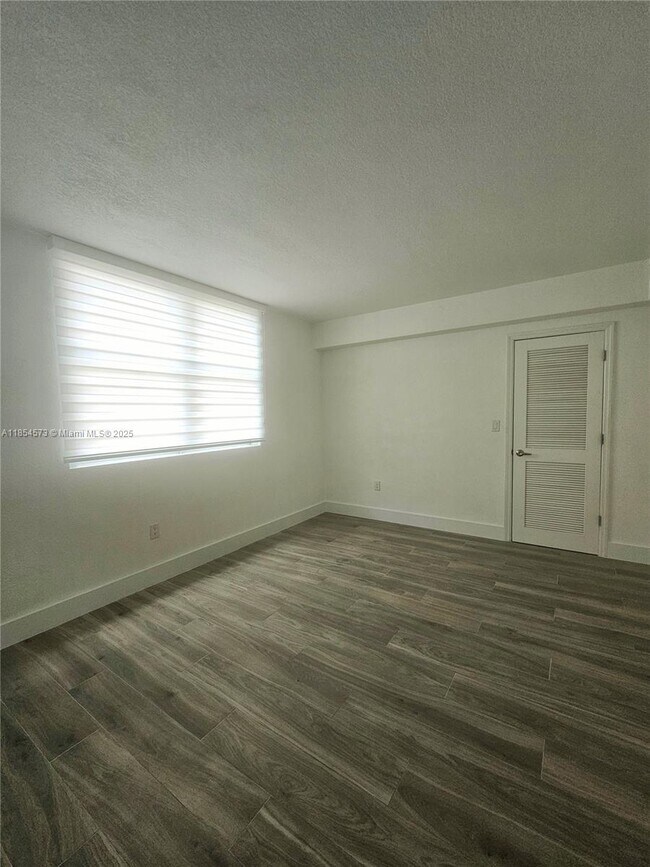 Building Photo - 7501 E Treasure Dr