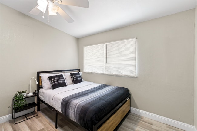 Building Photo - 2417 E Wilson Ave