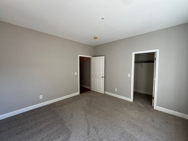 Building Photo - **$300 Off First Month's Rent** 2 Bedroom ...