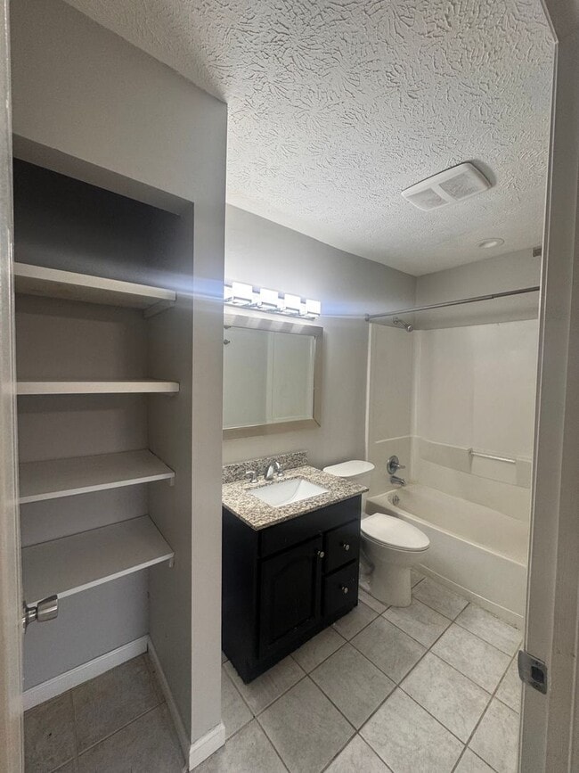 Building Photo - 1901-1903 Circle Kelly Jo