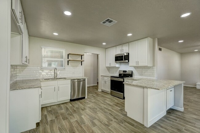 Building Photo - Spacious Elegance: Open Floor Plan, Dual V...