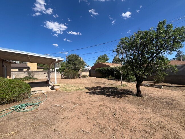Building Photo - Quaint 3 Bedroom 2 Bathroom Home In The NE!