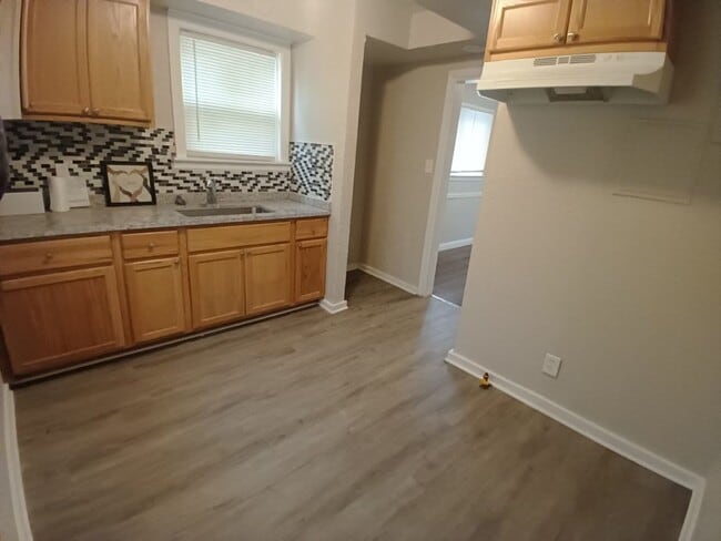 Building Photo - 3 Bedroom Colonial