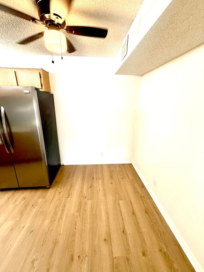 Building Photo - 13750 Oneida Dr