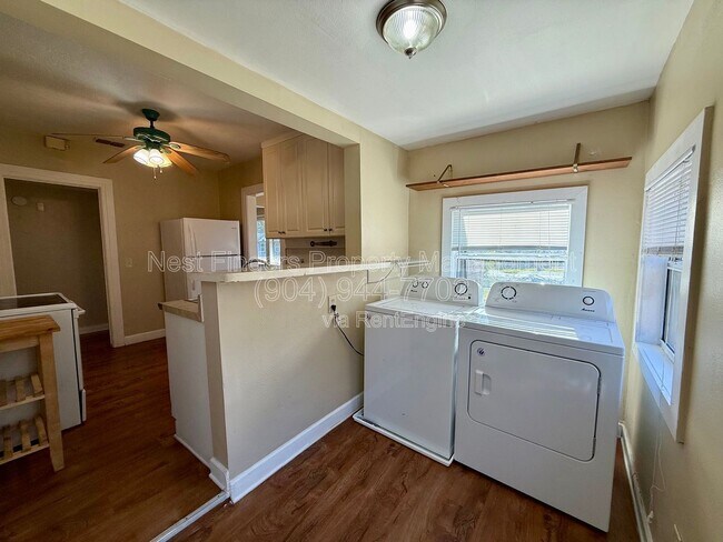 Building Photo - 625 Meteor St