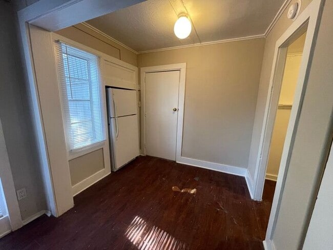 Building Photo - Cozy 1 Bedroom 1 Bath Downstairs Unit Read...