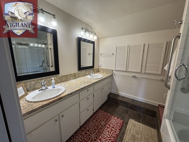 Building Photo - Amazing Furnished 4 bedroom home