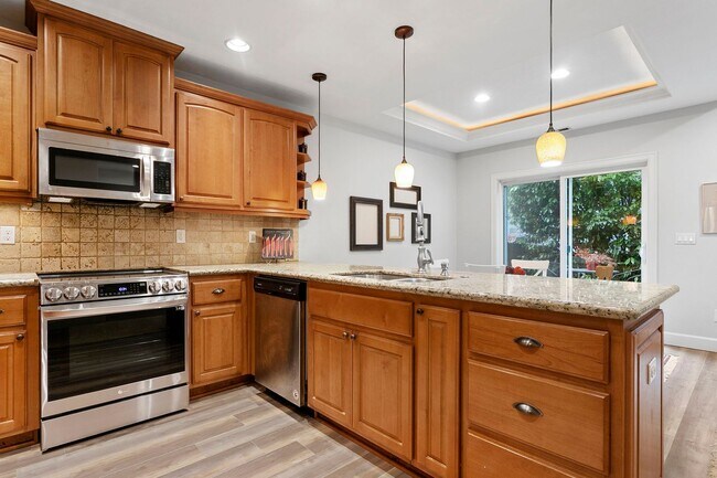 Building Photo - Beautiful 4-bdr/2.5 bath Hillsboro home w/ fireplace near nature area, Intel, Nike, and more