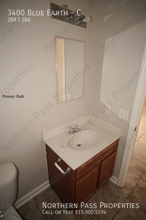 Building Photo - 2 BDR Eastside Apt- Laundry Hookups!