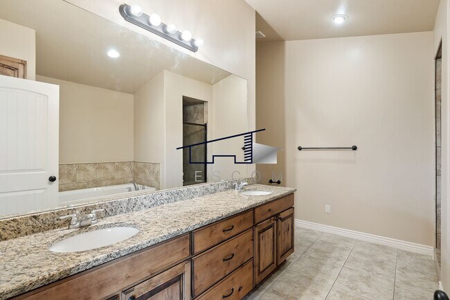 Building Photo - Large Riverdale 4 Bedroom 3.5 Bathroom Tow...