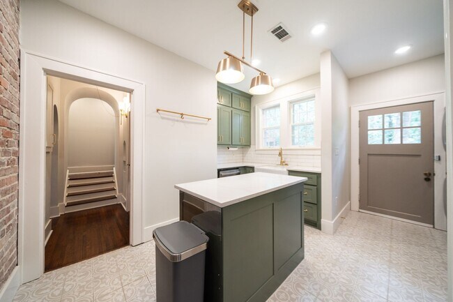 Building Photo - Charming home, great condition!