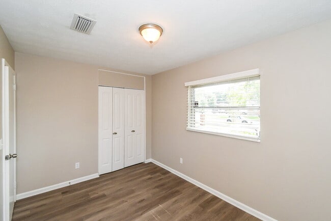 Building Photo - 5942 Jaguar Dr W