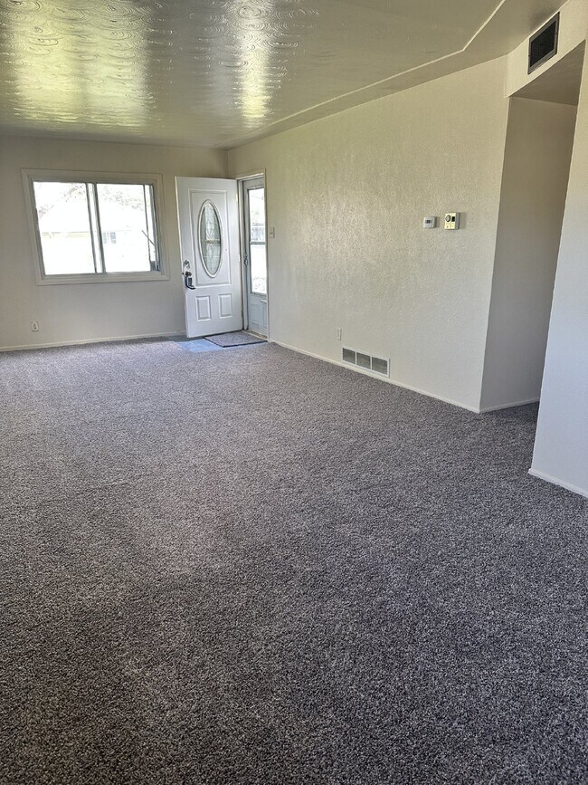 Building Photo - Ranch Style 3 bed, 2 bath Aurora Home For ...