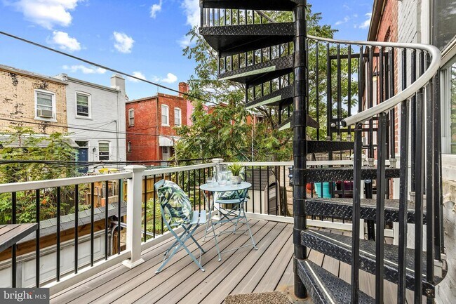 Building Photo - 522 Hobart Pl NW