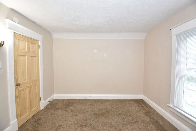 Building Photo - Mishawaka 1/2 story 3 bedroom single-family home with garage