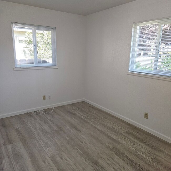 Building Photo - Charming 3 Bedroom, 2 Bath Home w/Large Ba...