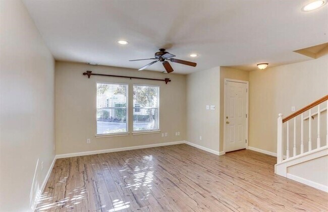 Building Photo - 730 Redwing Pl Dr