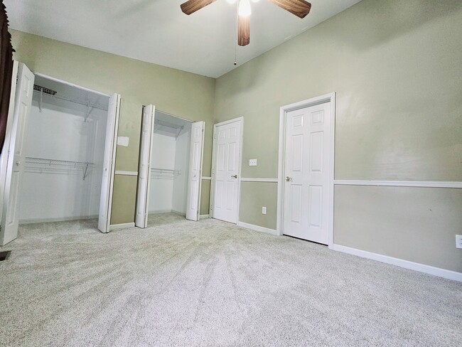 Building Photo - 435 Oakton Way