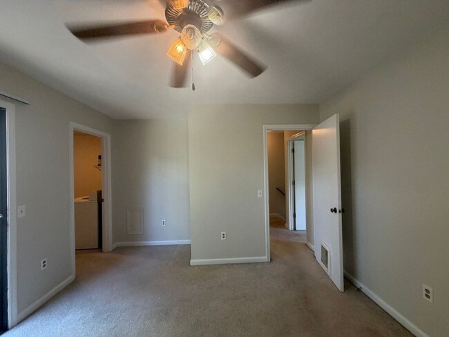 Building Photo - Salem duplex/townhouse