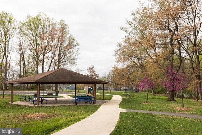 Building Photo - 9004 Roundleaf Way