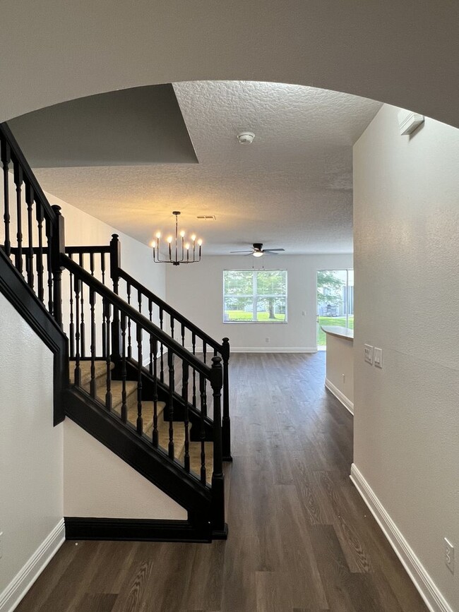 Building Photo - BEAUTIFUL 3 bdrm townhouse in gated commun...