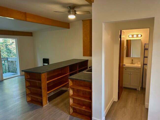 Building Photo - 465 Winslow Way E