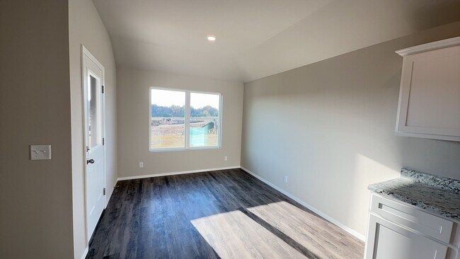 Building Photo - Welcome to this beautiful 4 bed, 2 bath ho...