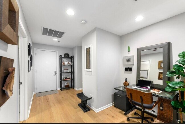 Building Photo - 225 S Sangamon St