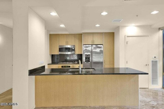 Building Photo - 7121 E Rancho Vista Dr