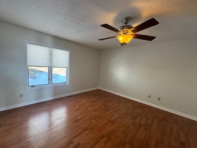 Building Photo - 175 Deer Dr