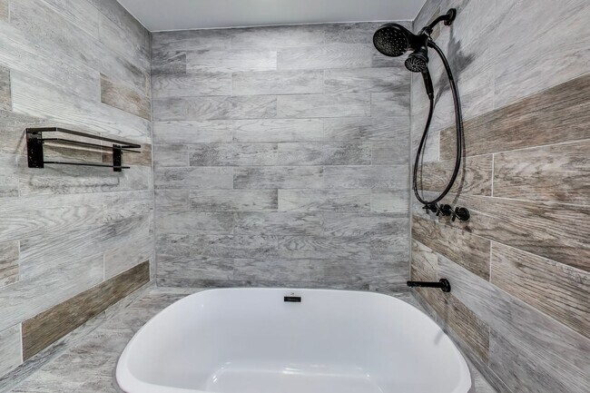 Building Photo - 3 bed + 2 Full + 2 half Bath - End Unit TH