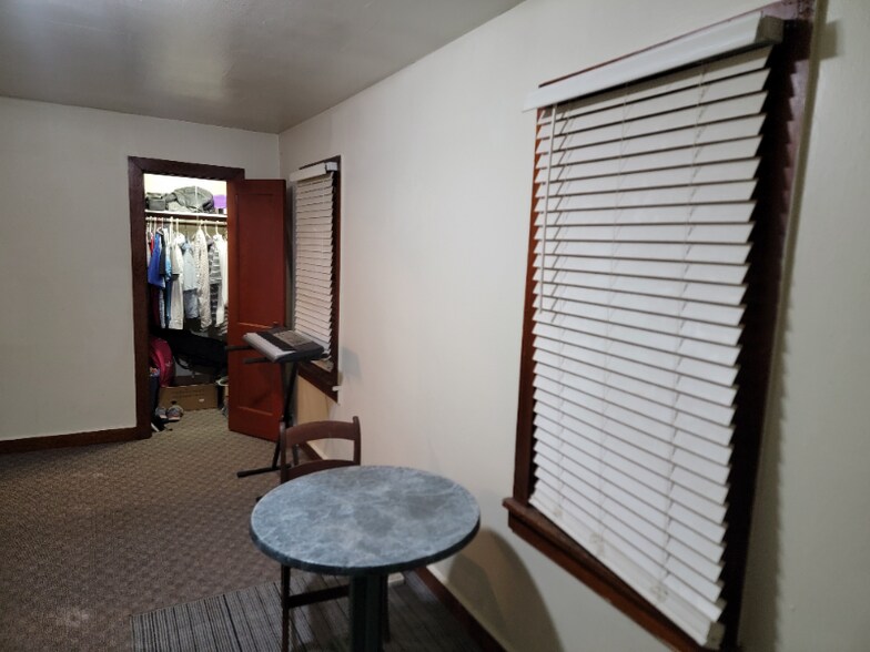 Building Photo - 1019 E 8th St