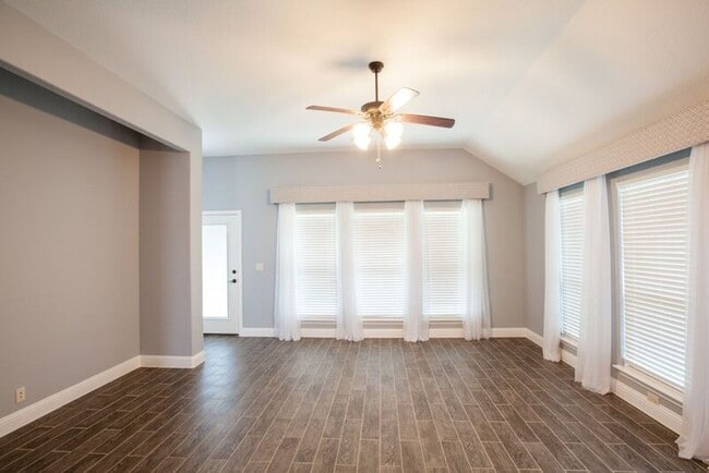 Building Photo - 517 Kelvington Dr