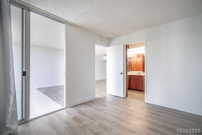 Building Photo - Beautifully maintained 1BR/1BA/1PKG unit i...