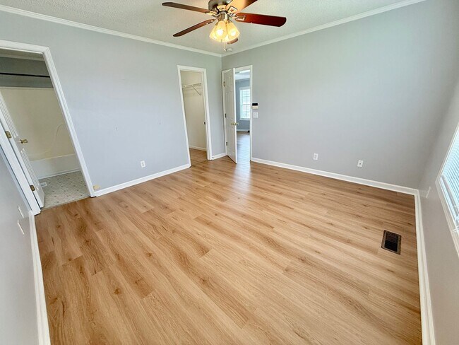 Building Photo - 3 Bed 2 Bath home with pool and lawncare included for $1825!!!