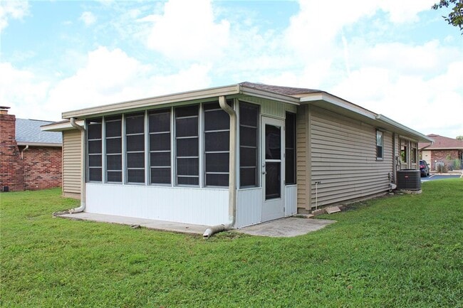 Building Photo - 608 Lark Dr