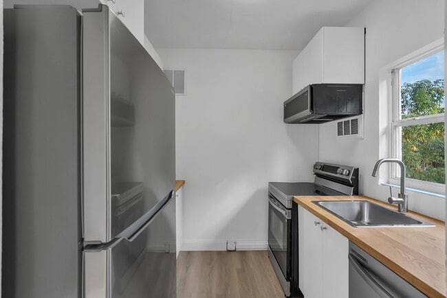 Building Photo - 833 Pinedale Ave