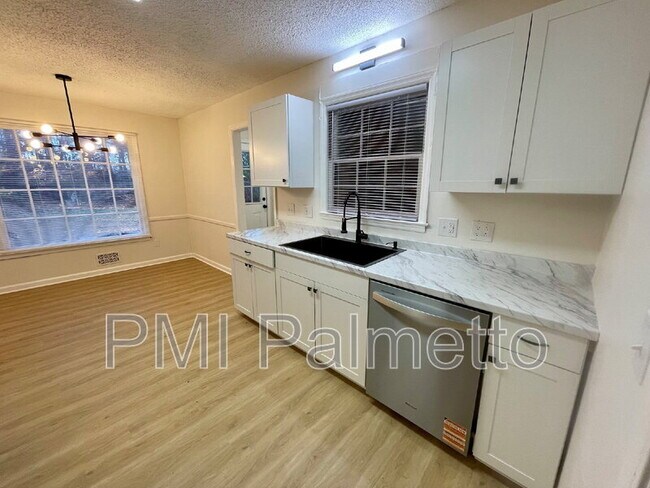 Building Photo - 300 Quincannon Rd