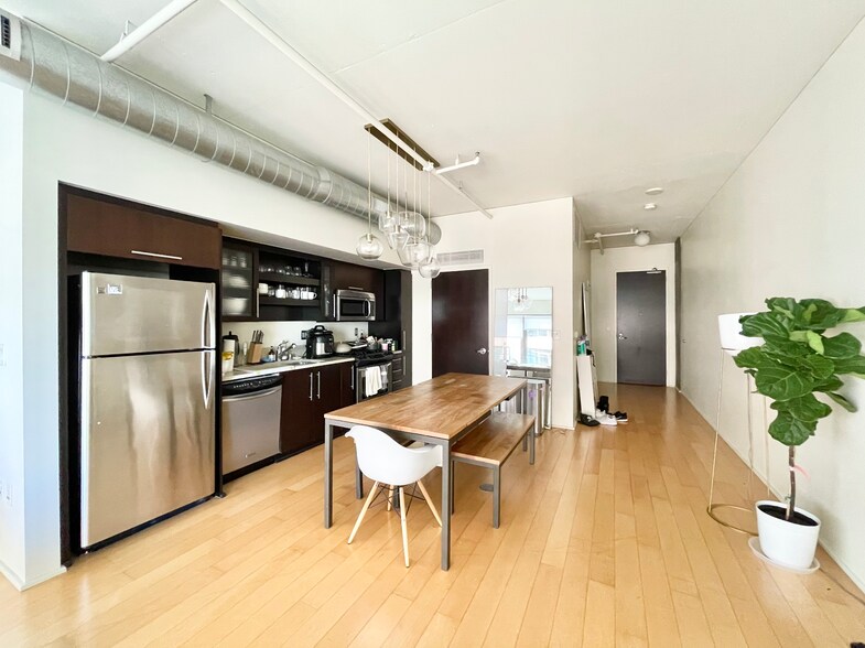 Building Photo - 1100 S Hope St