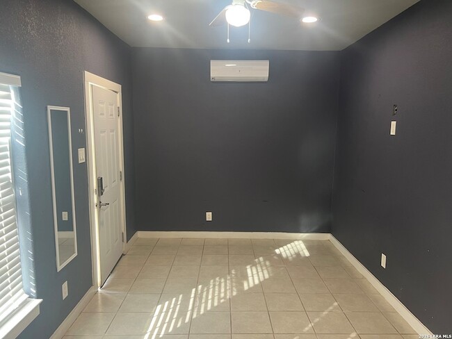 Building Photo - 1750 W Craig Pl